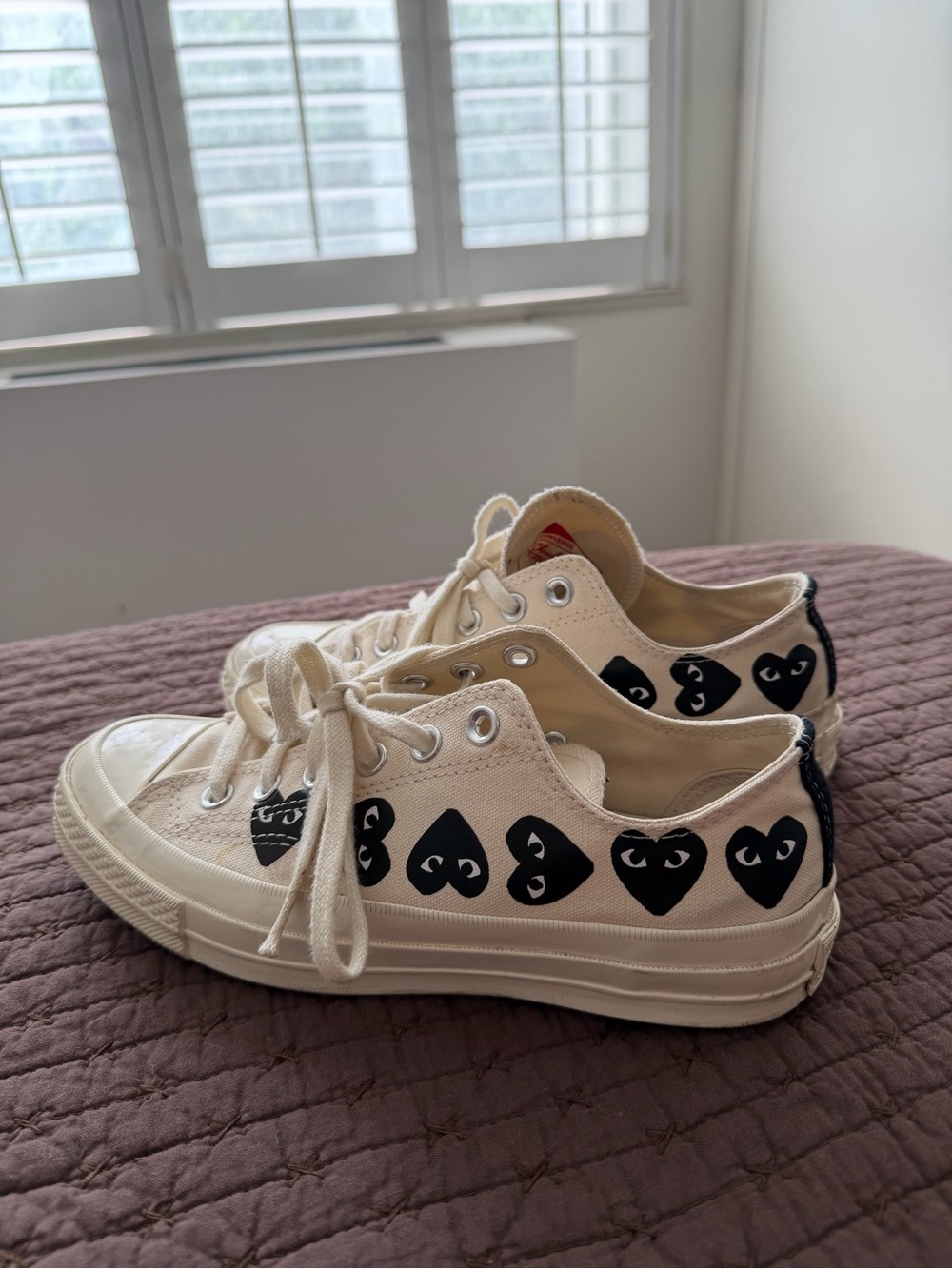 Converse Play by Comme des Garçons Low-Top Sneakers with Black Heart Motif - Picture 5 of 6